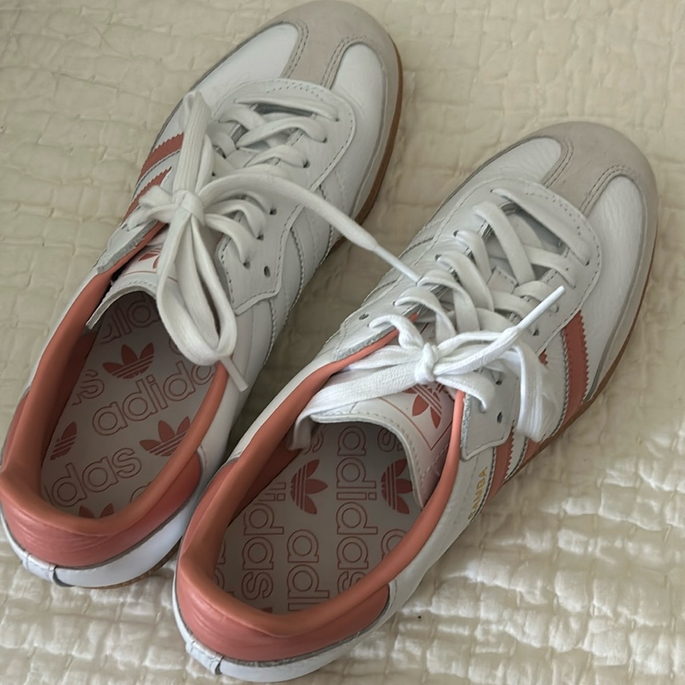 Women’s White/salmon Adidas Sambas